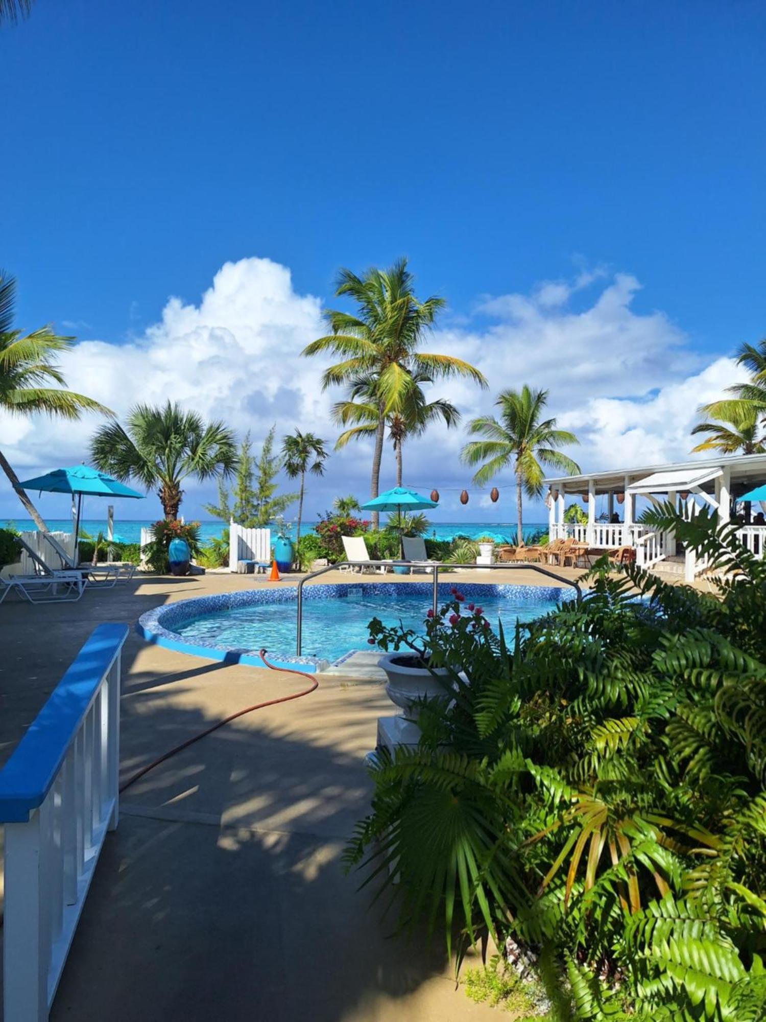 Sibonne Beach Hotel Грейс Бей Екстериор снимка