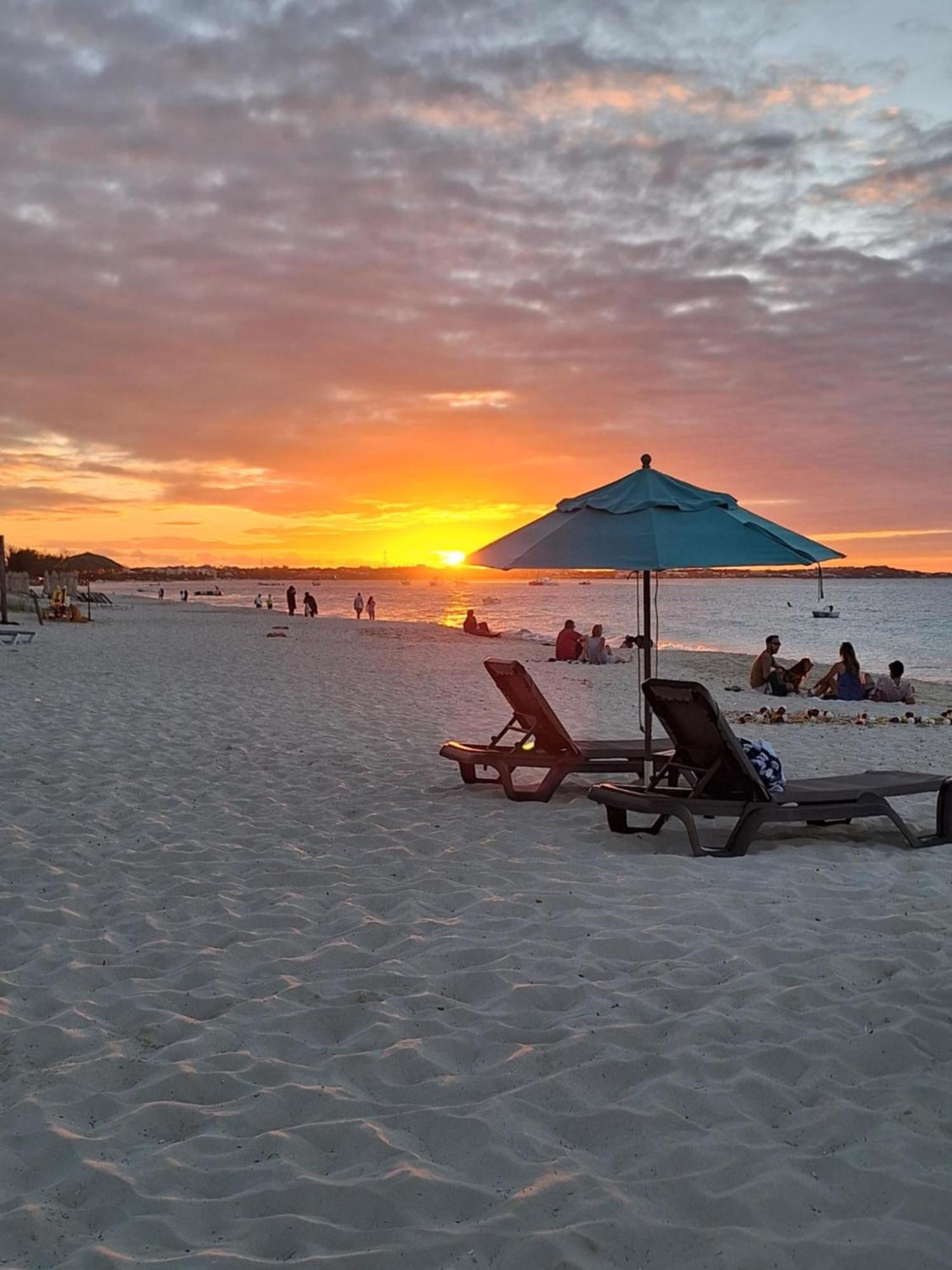 Sibonne Beach Hotel Грейс Бей Екстериор снимка