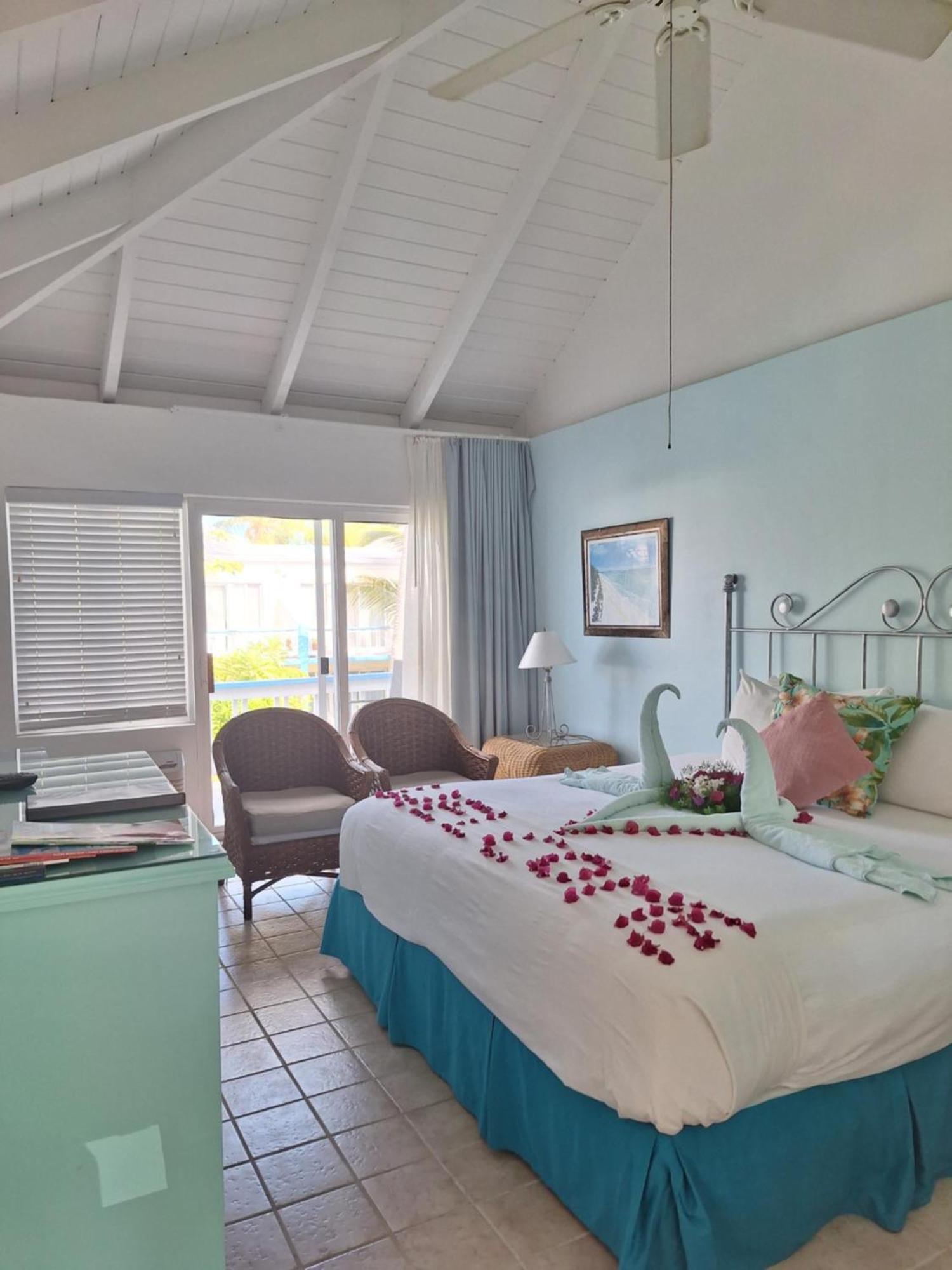 Sibonne Beach Hotel Грейс Бей Екстериор снимка