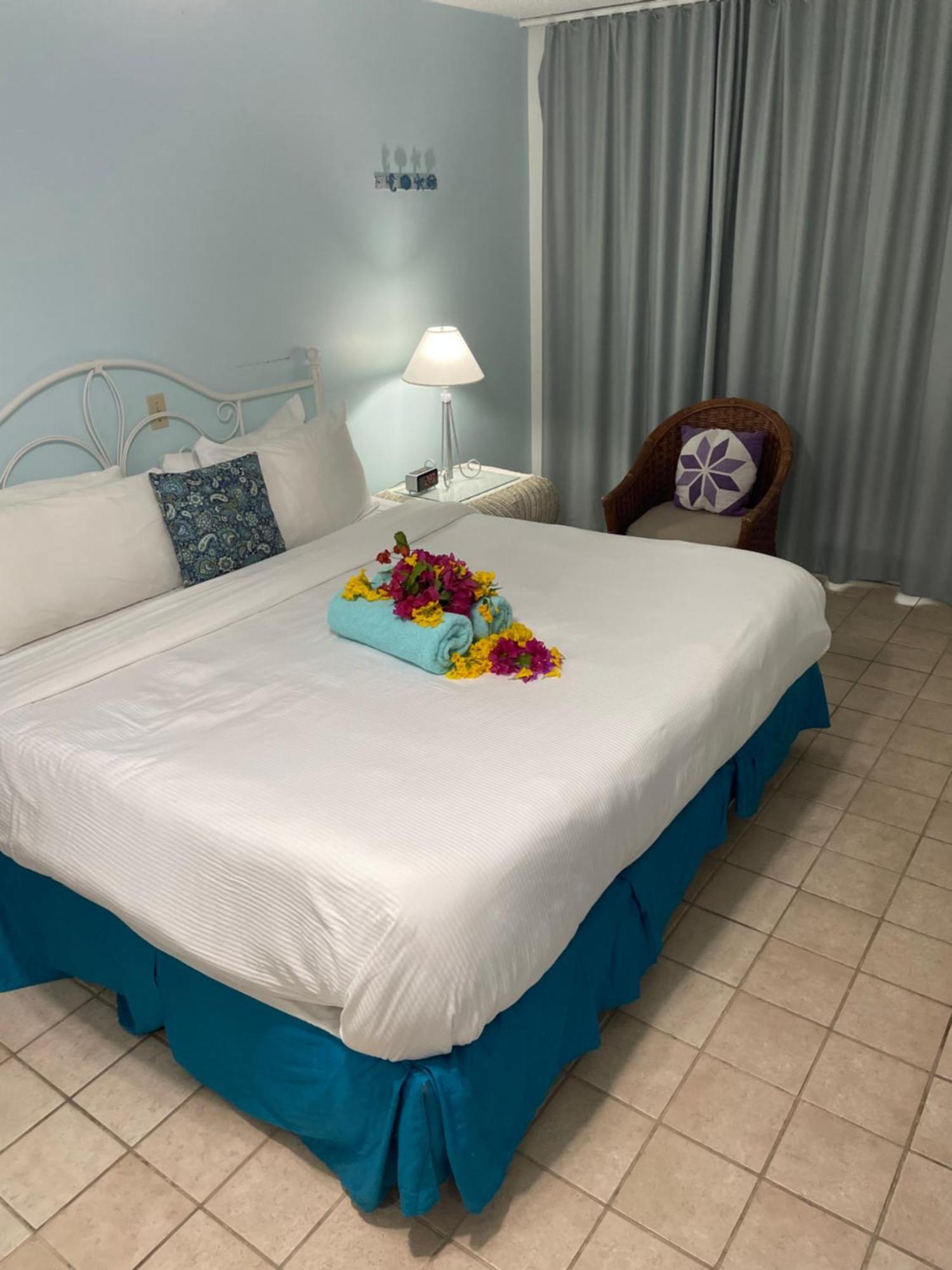 Sibonne Beach Hotel Грейс Бей Екстериор снимка